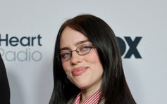 Billie Eilish và Nat Wolff công khai tình cảm