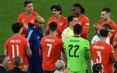 Yamal gây tranh cãi khi bỏ đi đúng lúc Ronaldo nâng cúp vô địch UEFA Nations League