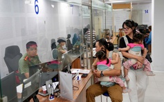 TP.HCM vận hành chính quyền 2 cấp: Người dân xếp hàng từ sớm làm hộ chiếu