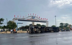 Lật xe chở gỗ keo khiến 1 người tử vong, 2 người bị thương