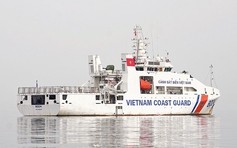 Tàu CSB 8004 tham gia diễu binh trên biển hiện đại như thế nào?