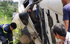 Giải cứu người kẹt trong xe trộn bê tông bị lật