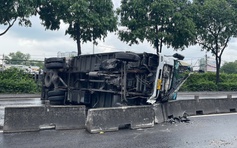 TP.HCM: Hai xe tông dải phân cách, đường Đỗ Mười ùn ứ kéo dài