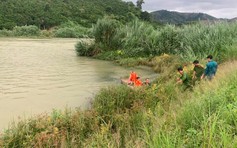 Giải cứu 3 người mắc kẹt giữa dòng nước hồ thủy điện dâng cao