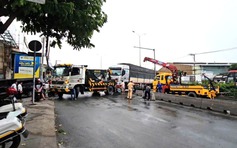 Đường về miền Tây 'tê liệt' vì xe tải tông dải phân cách