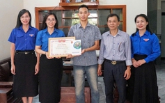 'Người hùng' cứu cháu bé trên đường ray được tặng bằng khen