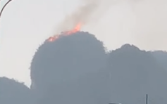 Sét đánh cháy núi đá trên vịnh Hạ Long