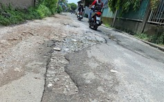 Đường nhiều ổ gà, đi lại khó khăn