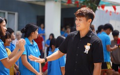 Sau giao hữu với huyền thoại M.U, Tuấn Hải có hoạt động ý nghĩa ở Đà Nẵng