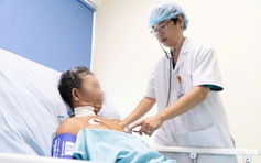 Người đàn ông bị ong vò vẽ đốt hơn 30 mũi, rơi vào hôn mê, suy đa cơ quan