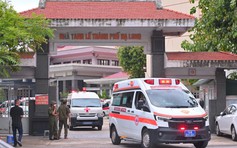 Đẫm nước mắt đón người thân trong vụ lật tàu trên vịnh Hạ Long