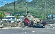 Xe ô tô nổ lốp lao vào xe đầu kéo, 4 người may mắn thoát chết