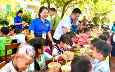 Bữa cơm ấm áp và những món quà sẻ chia