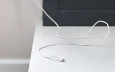 Tiền điện tăng cao vì thói quen không rút củ sạc