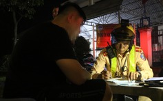 Chạy quá tốc độ trong đêm bị CSGT phạt, tài xế giải thích do 'mắc vệ sinh'