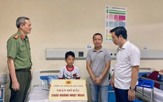 Công an Quảng Ninh nhận đỡ đầu bé trai trong vụ lật tàu trên vịnh Hạ Long