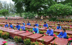 Gần 3.800 ngọn nến tri ân được thắp lên tại nghĩa trang liệt sĩ TP.Cần Thơ