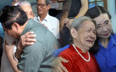 Mẹ Việt Nam anh hùng ôm chầm Thủ tướng, nước mắt rơi nhận ảnh phục dựng liệt sĩ