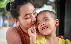 Con muốn sống: Bé gái ung thư khả năng bỏ mắt vì không còn tiền chữa trị