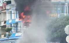 Đồng Tháp: Cháy hộp đèn giữa vòng xoay giao thông khiến nhiều người 'hú vía'