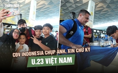 CĐV Indonesia chụp ảnh, xin chữ ký U.23 Việt Nam ở sân bay