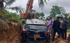 Quảng Trị: Tìm thấy xe ô tô vượt qua cầu tràn bị lũ cuốn trôi