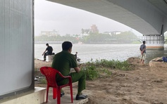 Tìm cô gái nhảy cầu, phát hiện 2 thi thể nam giới dưới sông Sài Gòn