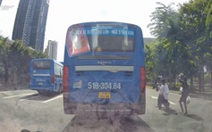 TP.HCM: Xe buýt dừng giữa đường đón khách vô cùng nguy hiểm