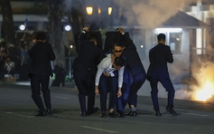 Chiến sĩ công an trình diễn đu dây, trấn áp tội phạm