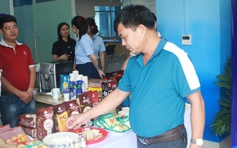 Người Hà Nội ngỡ ngàng vì đi làm giấy tờ được ăn điểm tâm miễn phí