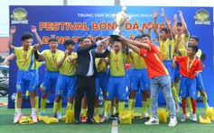 Tuyển thủ Phan Văn Đức truyền cảm hứng cho gần 1.000 trẻ em bóng đá cộng đồng