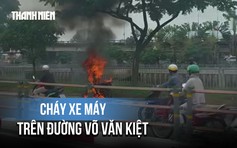 Xe máy bất ngờ bốc cháy khi đang chạy trên đường