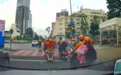 Xác minh vụ gần 20 xe máy nối đuôi vượt đèn đỏ ở trung tâm TP.HCM