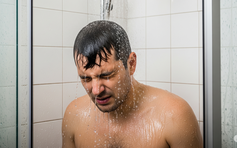 Tắm nước lạnh ngày nắng nóng: Sảng khoái nhưng tối kỵ với những người này