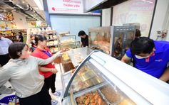 Phụ nữ hiện đại khéo chăm bữa cơm với Co.op Ready