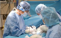 Ung thư phổi chuẩn bị mổ, bất ngờ phát hiện khối dị dạng mạch máu não