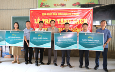 NXB Giáo dục Việt Nam trao tặng sách giáo khoa cho trường vùng lũ Điện Biên