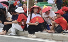 Người dân chọn chỗ đẹp, háo hức đợi từ trưa đến tối để xem tổng hợp luyện