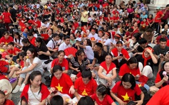 Đi xe bus, bắt tàu điện từ sớm để kịp xem tổng hợp luyện diễu binh