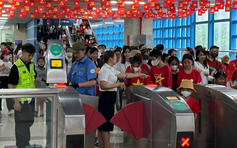 Khách đi tàu điện lập kỷ lục ngày tổng hợp luyện diễu binh