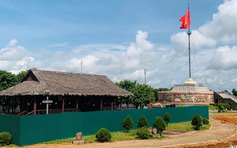 Tạm dừng đón khách tham quan tại di tích Đôi bờ Hiền Lương - Bến Hải