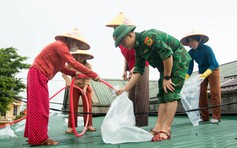 Bão số 5: Bộ đội biên phòng cùng cô giáo nỗ lực chằng chống trường lớp