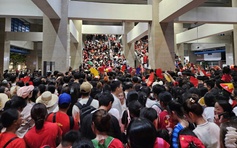 'Biển người' đổ về ga, chen nhau đi tàu điện Cát Linh - Hà Đông sau tổng hợp luyện