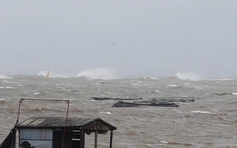 Bão số 5: Ven biển phía nam Thanh Hóa đang mưa rất to, gió giật cấp 9
