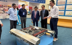 Robot vệ sinh pin năng lượng mặt trời tại triển lãm A80