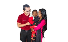 Phong mồ côi bước ra thế giới