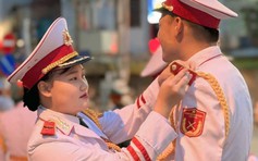 Khoảnh khắc xúc động của vợ chồng quân nhân tham gia nhiệm vụ diễu binh gây sốt