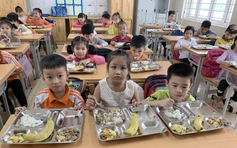 Hỗ trợ bữa ăn bán trú, phụ huynh giảm 'quyền' giám sát?