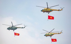 Trực thăng kéo cờ Đảng, cờ Tổ quốc bay qua quảng trường Ba Đình