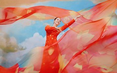 'Chim công làng múa' Linh Nga rạng rỡ trong thiết kế áo dài của Thủy Nguyễn